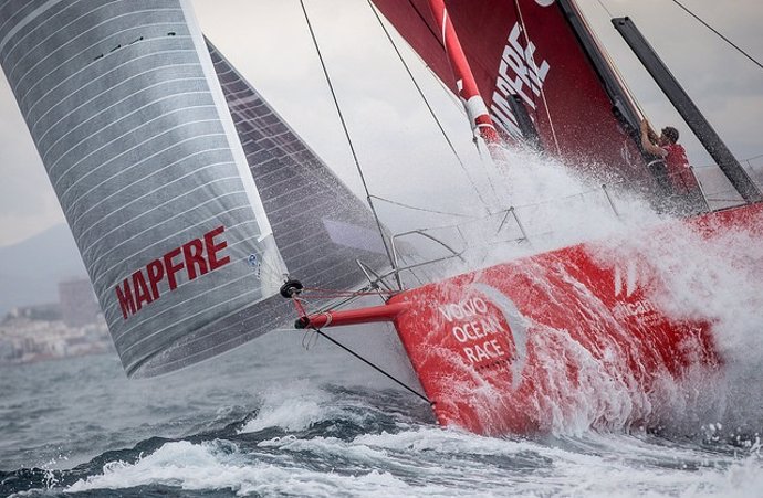 El 'MAPFRE' navegando en Alicante