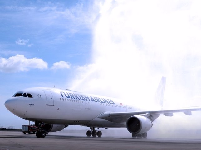 Avión turco aterriza de emergencia por ébola