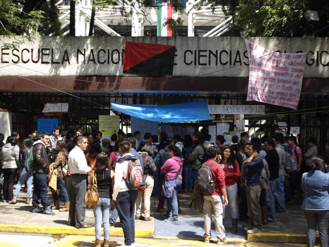 Estudiantes universitarios del INP protesta   