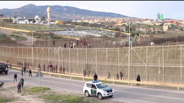 Marroquías en la valla de Melilla