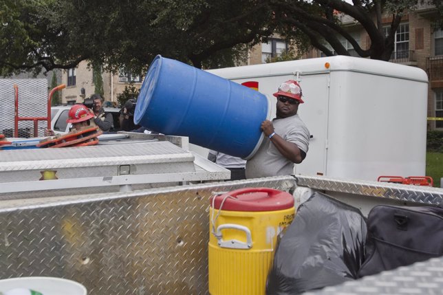 Un trabajador sujeta un contenedor en tareas de protección contra el ébola en EE