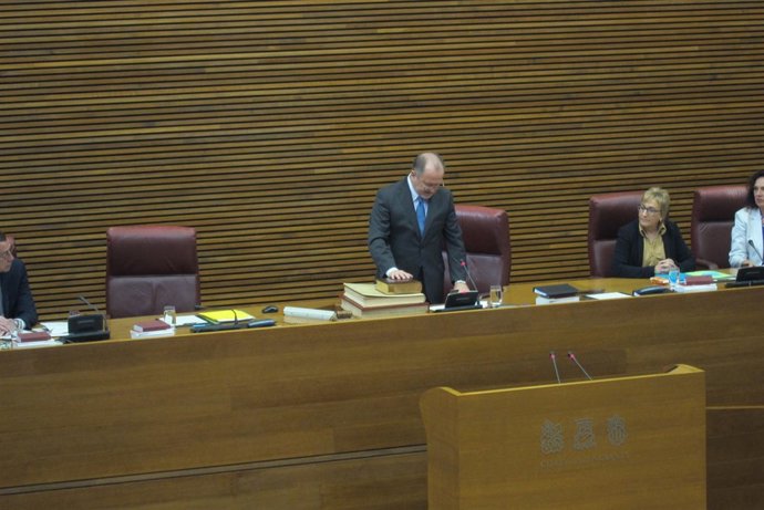 Alejandro Font de Mora, nuevo presidente de las Corts