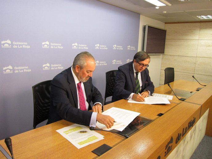 Firma convenio Servicios Sociales con el Ayuntamiento de Calahorra