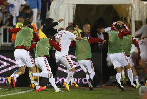 Los jugadores de Albania escapan del estadio de Belgrado