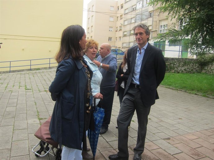 El alcalde con vecinos de Tetuán