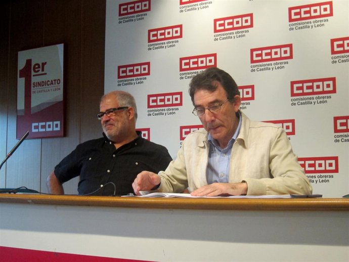 Carlos Castedo (izda) y Ángel Hernández analizan los PGC. 