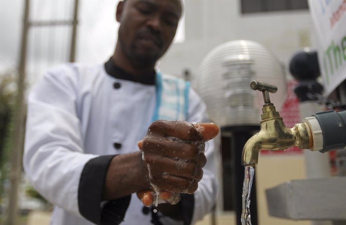 Un hombre se lava las manos en Nigeria