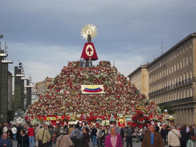 Virgen del Pilar con flores dos días después de la ofrenda