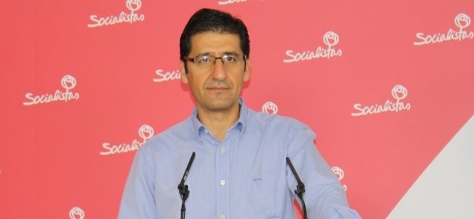 Caballero en rueda de prensa