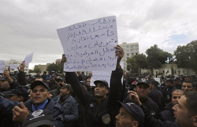 Policías se manifiestan delante de la Presidencia de Argelia
