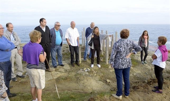 Tejerina con los vecinos en la senda litoral (Archivo)