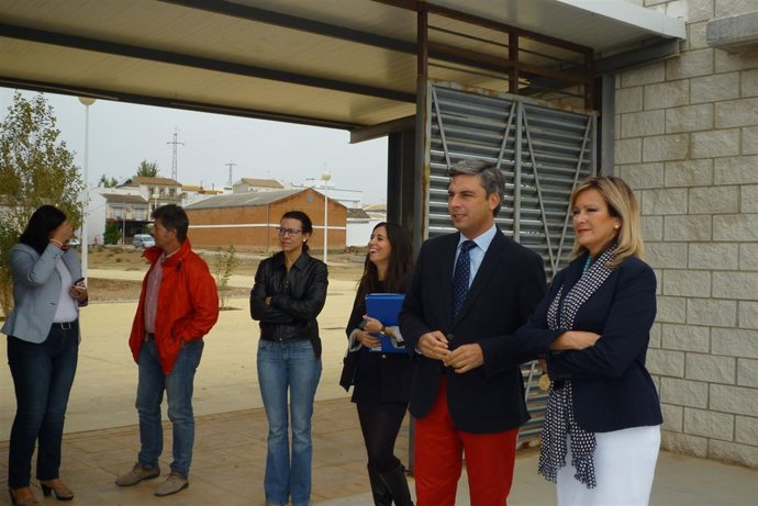 Lorite y la alcaldesa de Bulance (dcha.) en la visita a la localidad