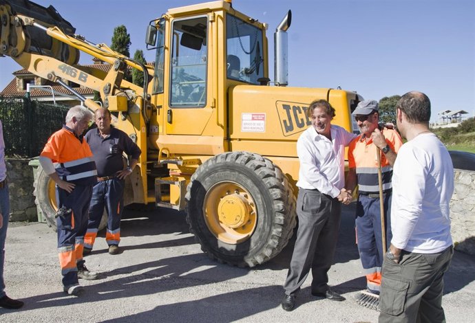 El consejero visita las actuaciones en Ajo