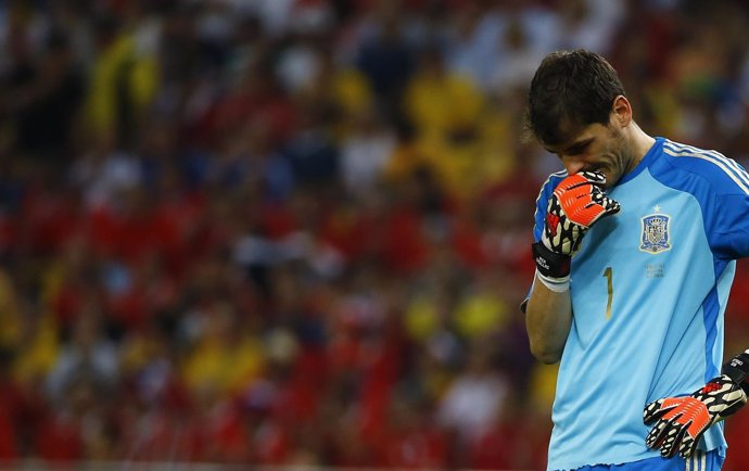 Iker Casillas con la selección española tras caer ante Chile