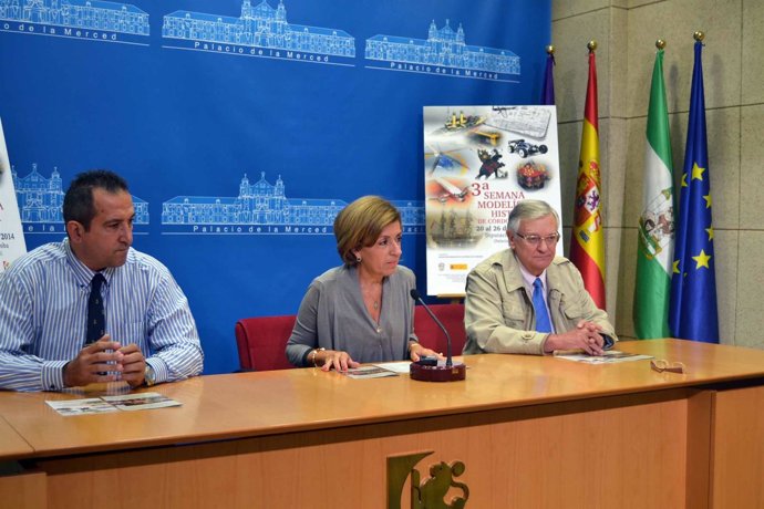 Botella (centro) en la rueda de prensa