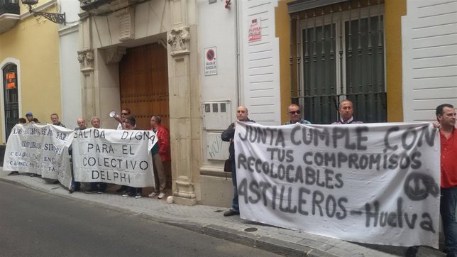 Trabajadores de Delphi, Santana y Astilleros ante la sede del PSOE-A
