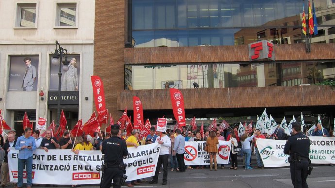 Protesta de CCOO, UGT y C·SIF contra recortes en empleo público