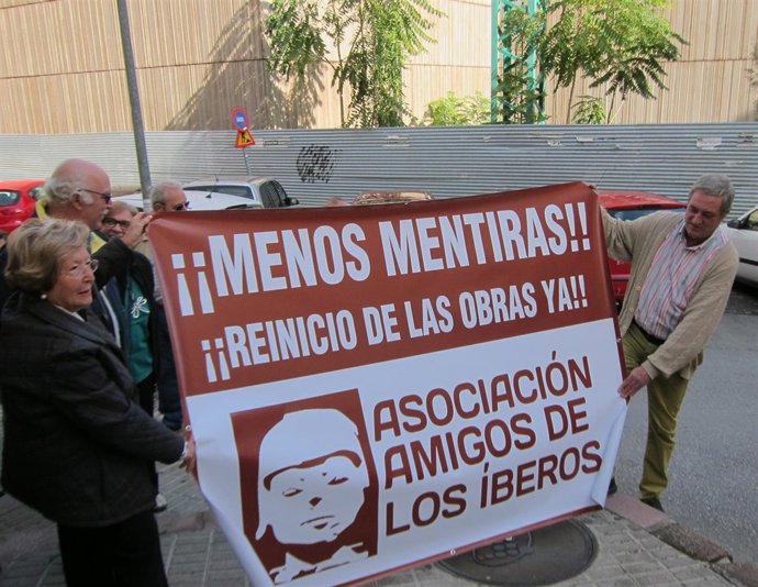 La Asociación Amigos de los Iberos protesta ante el Museo Ibero