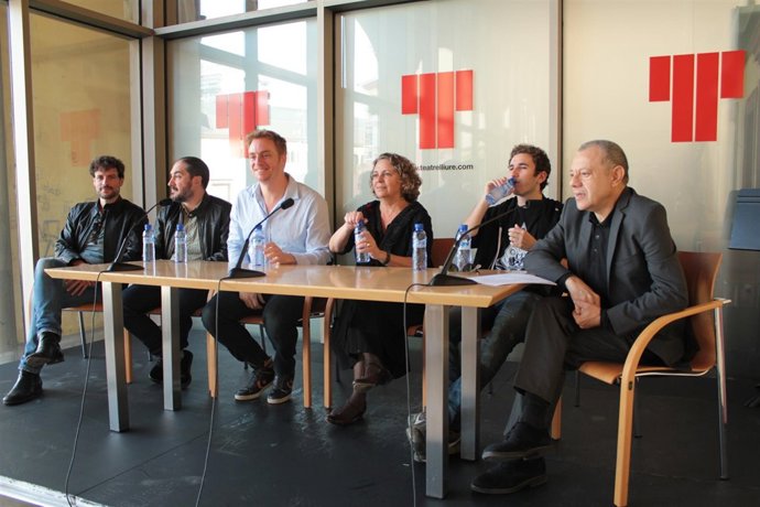 El elenco de 'Emilia', con Claudio Tolcachir y Lluís Pasqual