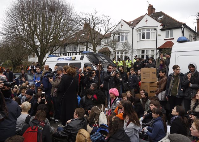 Manifestantes enfrente de la casa de Lord Freud, al norte de Londres.