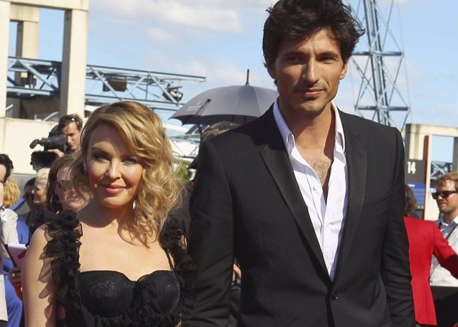 Kylie Minogue, pone a bailar a Andrés Velencoso en Barcelona