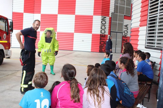 Visita escolar al parque de bomberos de Alcalá de Guadaíra.