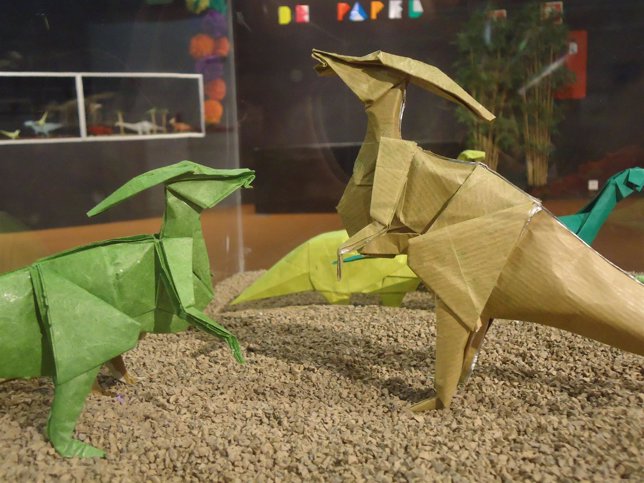 Dinosaurios de papel en el Museo Jurásico de Asturias MUJA
