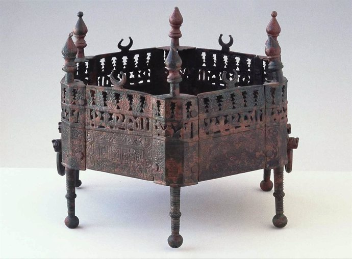 Braserillo almohade del Arqueológico de Córdoba que se expone en el Louvre