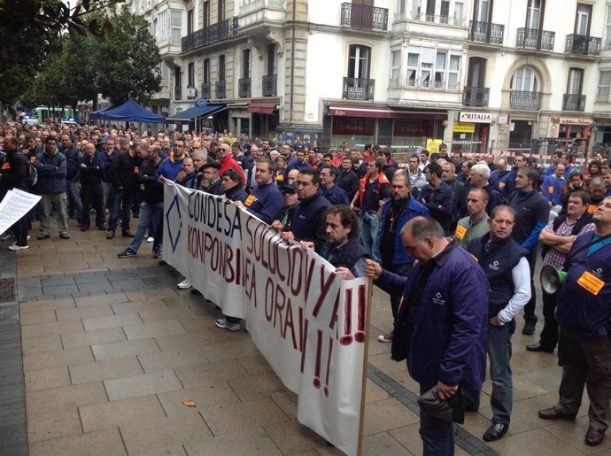 Manifestación con representantes de Tubos Mieres en Vitoria