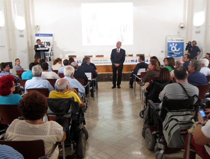 El alcalde de Málaga, Francisco de la Torre, con colectivos de Málaga