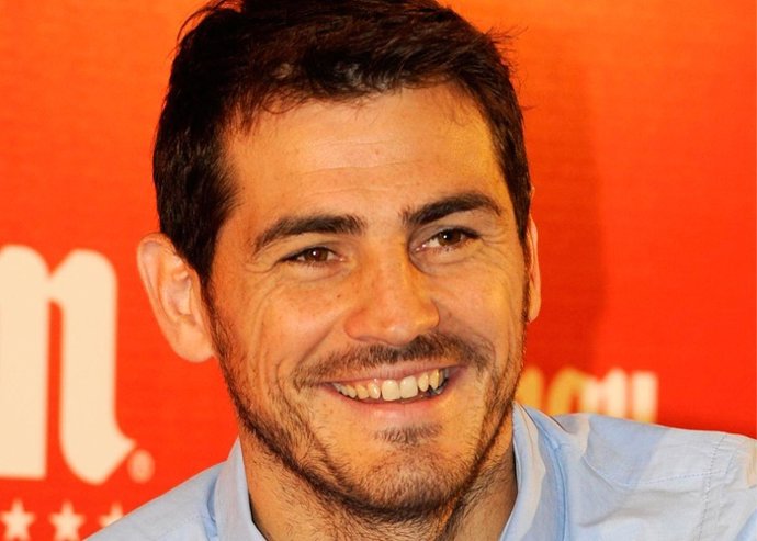 Iker casillas en su presentacion de maohu