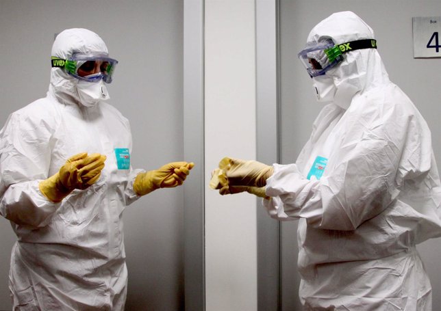 Trajes de profesionales frente a posibles casos de ébola