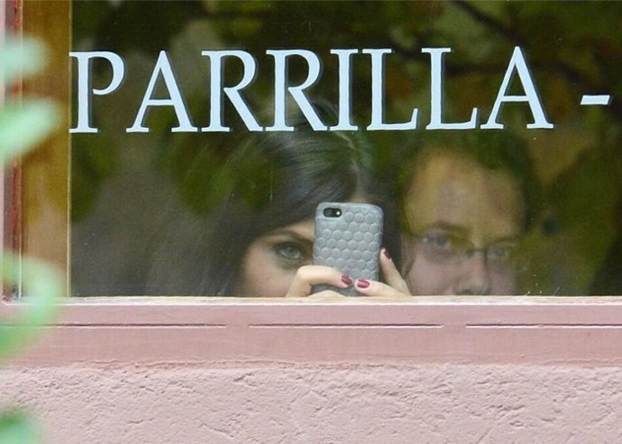 SARA CARBONERO HACIENDO DE PAPARAZZI DURANTE UNA COMIDA CON SUS AMIGOS