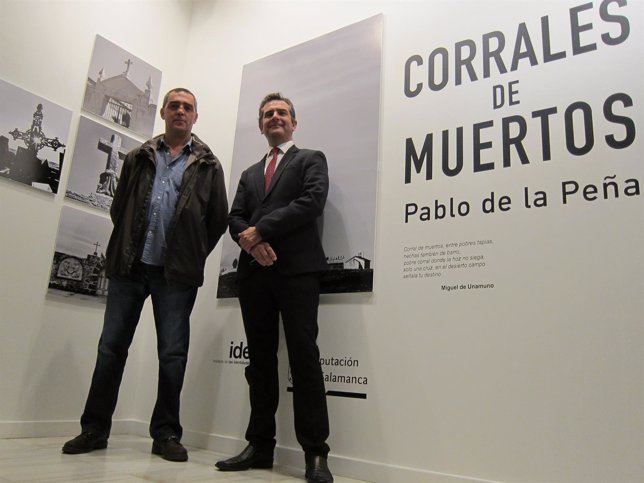 El fotógrafo Pablo de la Peña y el diputado de Cultura en La Salina.