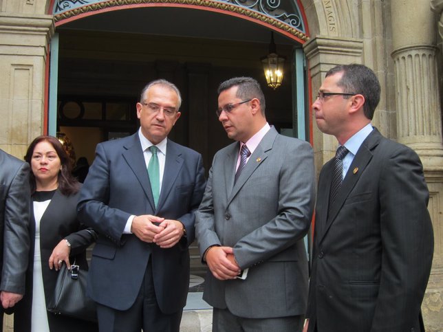 El alcalde de Pamplona recibe a una delegación de Pamplona de Colombia.