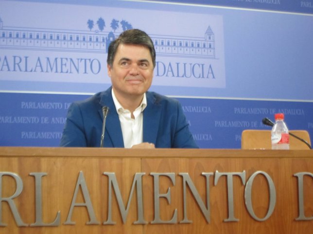 Carlos Rojas en rueda de prensa en el Parlamento