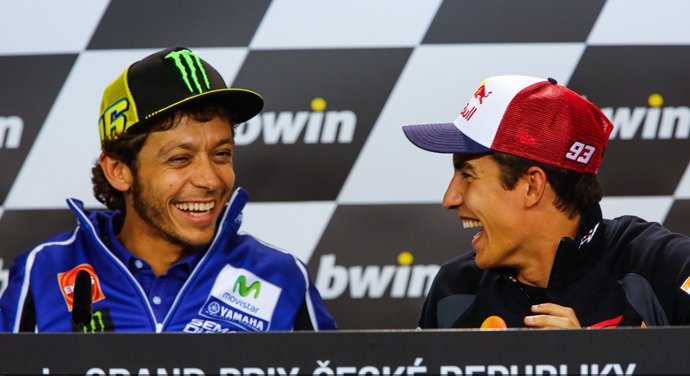 Márquez bromea con Rossi 