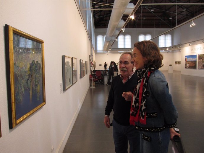 Gamarra atiende a las explicaciones de Xubero ante un cuadro del artista