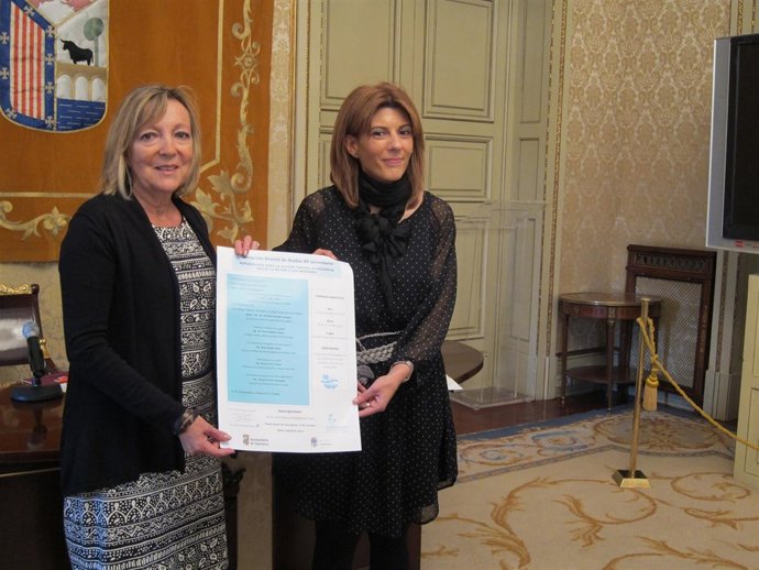 Cristina Klimowitz (izquierda) y Eva Picazo en la presentación