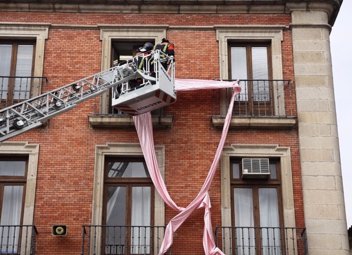 Efectivos colocan un lazo rosa en la fachada del Ayuntamiento de Zamora
