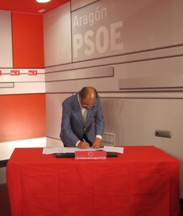 El secretario general del PSOE-Aragón, Javier Lambán, firma el código ético.