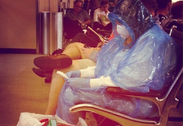 Pasajera vestida con traje de protección contra el ébola