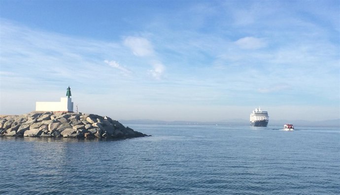 Un crucero en el Puerto de Roses