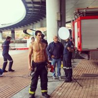 Bomberos de Bilbao posan ante el Museo Marítimo para su nuevo calendario