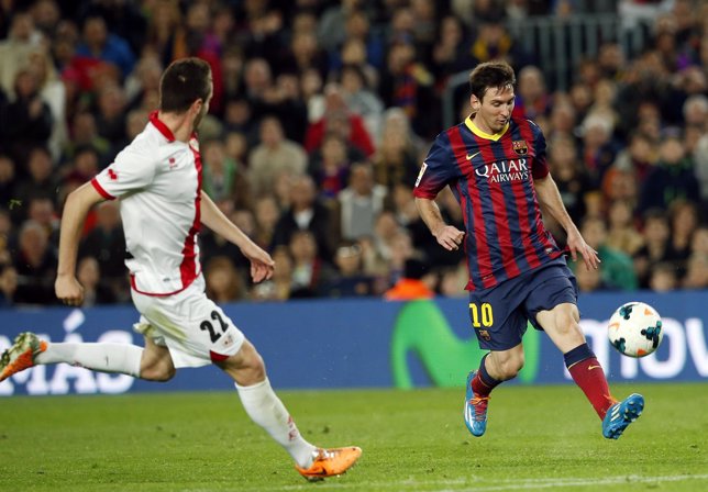 Messi golpea a portería en un partido contra el Rayo Vallecano
