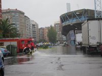 El temporal deja un reguero de casi 400 incidencias en Galicia y la PO-552 cortada en Oia por un hundimiento