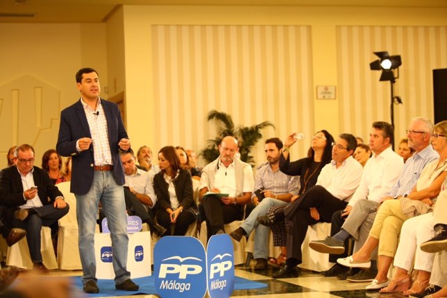 El presidente del PP-A, Juanma Moreno, con propietarios de viviendas irregulares