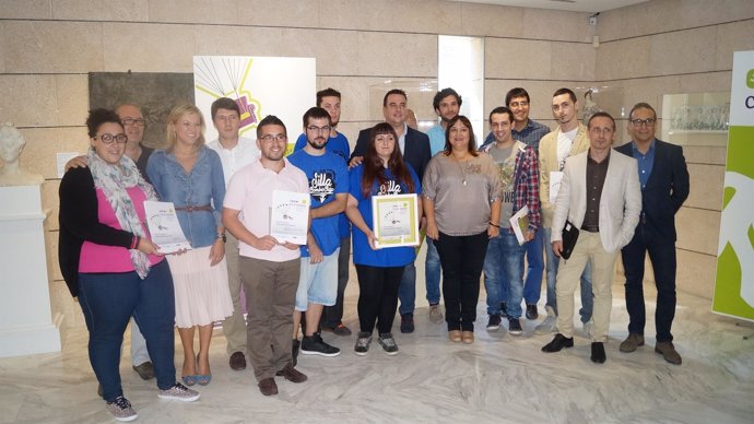 Foto de grupo con los ganadores de Culturama