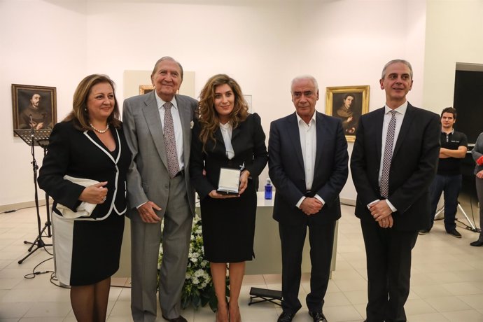 La artista Estrella Morente posa con la Medalla de la Fundación Rodríguez-Acosta