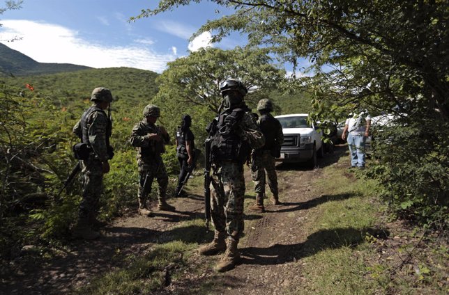 Militares mexicanos custodian una de las fosas halladas en Iguala (Guerrero)